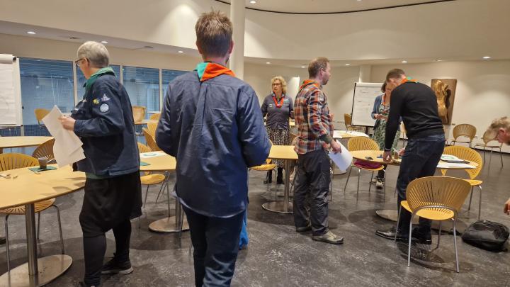 Billed af en masse spejderleder